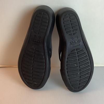 Lot 1046 Ladies Black Sandal Crocs ( size 8 )