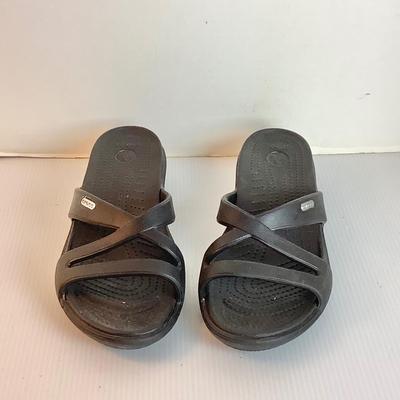 Lot 1046 Ladies Black Sandal Crocs ( size 8 )