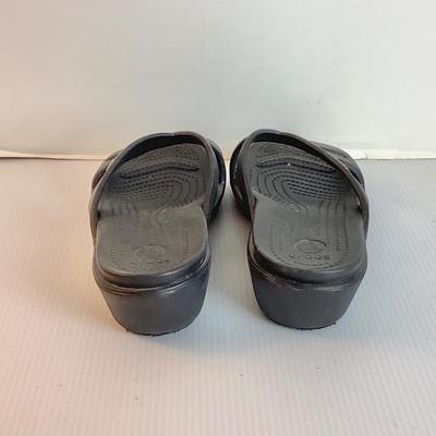 Lot 1046 Ladies Black Sandal Crocs ( size 8 )
