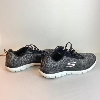 Lot 1050. Skechers Air Cooled Memory Foam Tennis Shoe ( size 8.5 )