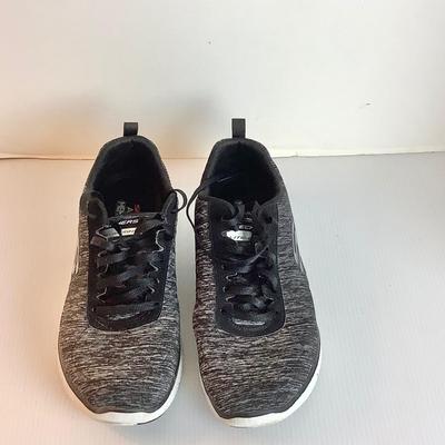 Lot 1050. Skechers Air Cooled Memory Foam Tennis Shoe ( size 8.5 )