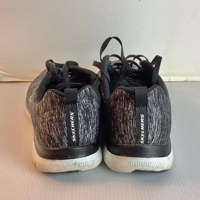 Lot 1050. Skechers Air Cooled Memory Foam Tennis Shoe ( size 8.5 )