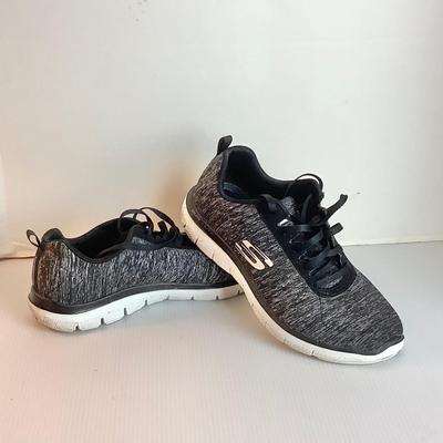 Lot 1050. Skechers Air Cooled Memory Foam Tennis Shoe ( size 8.5 )