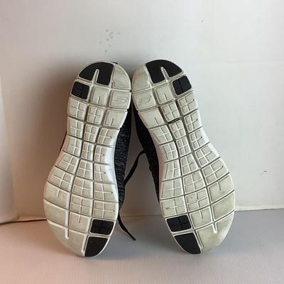 Lot 1050. Skechers Air Cooled Memory Foam Tennis Shoe ( size 8.5 )