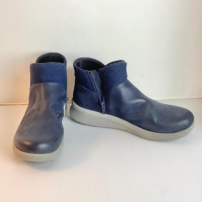 Lot 1051 Clarks, Cloudsteppers Shoe-boot  ( size 8.5 )