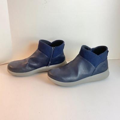 Lot 1051 Clarks, Cloudsteppers Shoe-boot  ( size 8.5 )