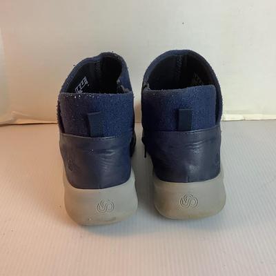 Lot 1051 Clarks, Cloudsteppers Shoe-boot  ( size 8.5 )