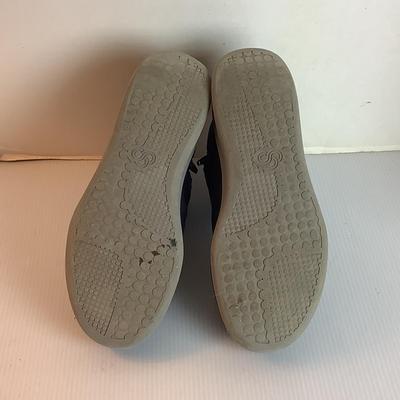 Lot 1051 Clarks, Cloudsteppers Shoe-boot  ( size 8.5 )