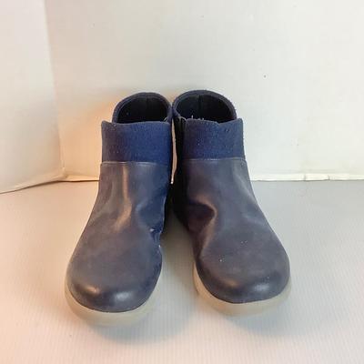 Lot 1051 Clarks, Cloudsteppers Shoe-boot  ( size 8.5 )