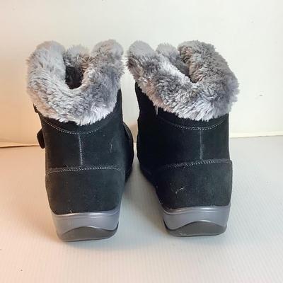 Lot 1052 Ortho Feet Boots ( IN NEW CONDITION ) Size 8.5