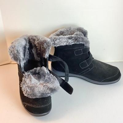 Lot 1052 Ortho Feet Boots ( IN NEW CONDITION ) Size 8.5