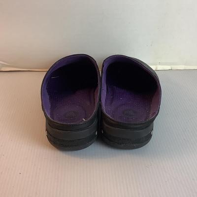 Lot 1053 Crocs Leather Clog Style Shoe  ( size 8 )