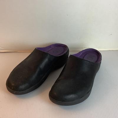 Lot 1053 Crocs Leather Clog Style Shoe  ( size 8 )