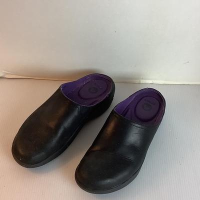 Lot 1053 Crocs Leather Clog Style Shoe  ( size 8 )
