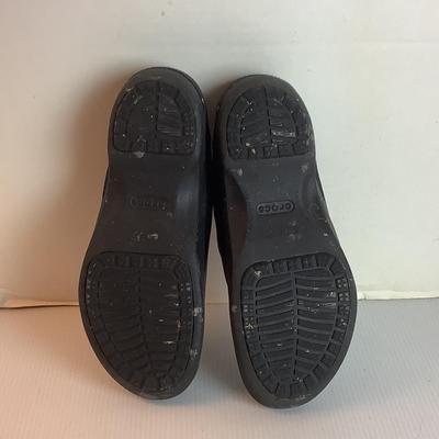 Lot 1053 Crocs Leather Clog Style Shoe  ( size 8 )