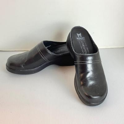 Lot 1054 Mephistopheles Black Leather Clog ( size 8 )