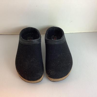 Lot 1056 Harlingen Clog Style Shoe ( size 38 )