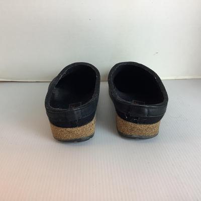 Lot 1056 Harlingen Clog Style Shoe ( size 38 )