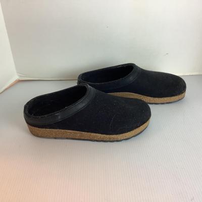 Lot 1056 Harlingen Clog Style Shoe ( size 38 )