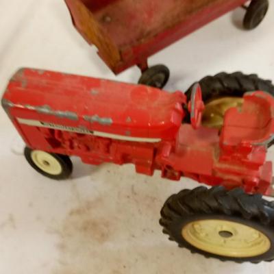 LOT 133   VINTAGE TOY TRACTOR AND TRAILER