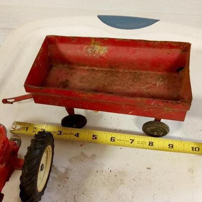 LOT 133   VINTAGE TOY TRACTOR AND TRAILER