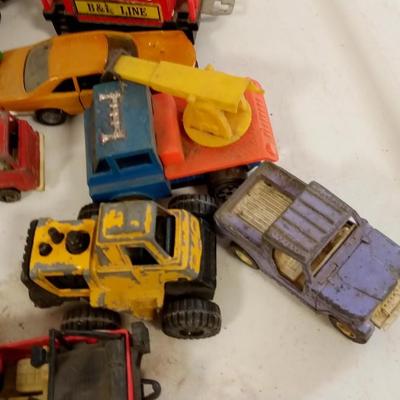 LOT 138   LOT OF VINTAGE TOY CARS