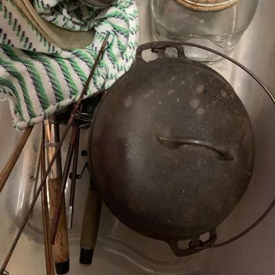 old dutch oven/ cauldron/ kettle/pot/cooker w lid and handle