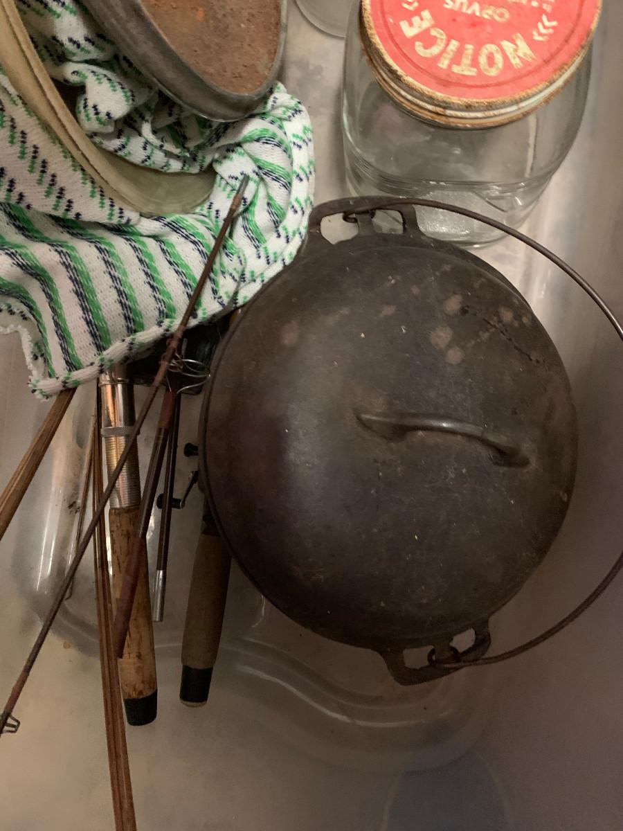 old dutch oven/ cauldron/ kettle/pot/cooker w lid and handle