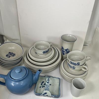 Pfaltzgraff Yorktown Blue white china set
