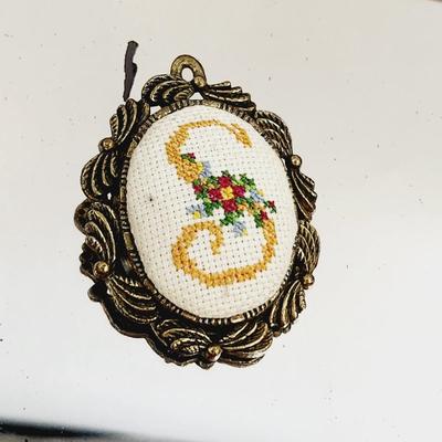 THE CREATIVE CIRCLE S CROSS STITCH BROOCH