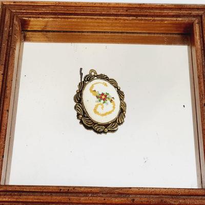 THE CREATIVE CIRCLE S CROSS STITCH BROOCH