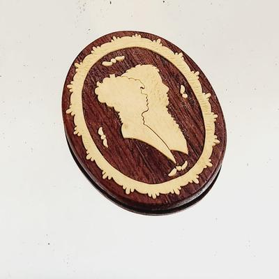 VINTAGE WOODEN SILLOUTTE BROOCH