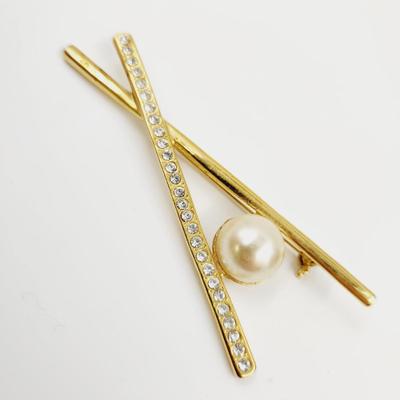 VINTAGE GOLD TONED SPARKLY BROOCH PIN