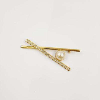 VINTAGE GOLD TONED SPARKLY BROOCH PIN