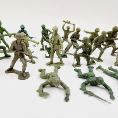 VINTAGE MILITARY PLASTIC FIGURINE BUNDLE #2