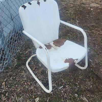 VINTAGE METAL LAWN CHAIR
