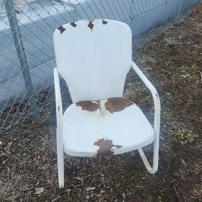 VINTAGE METAL LAWN CHAIR