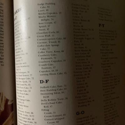 Better Homes and Gardens Pies & Cakes Cookbook