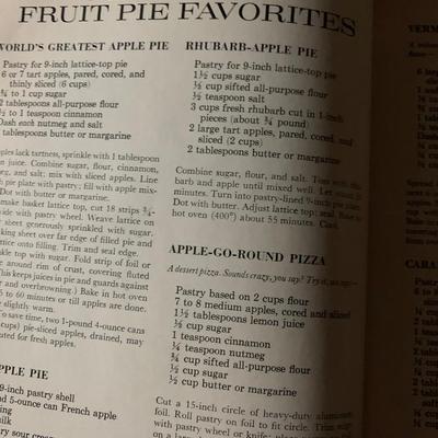Better Homes and Gardens Pies & Cakes Cookbook