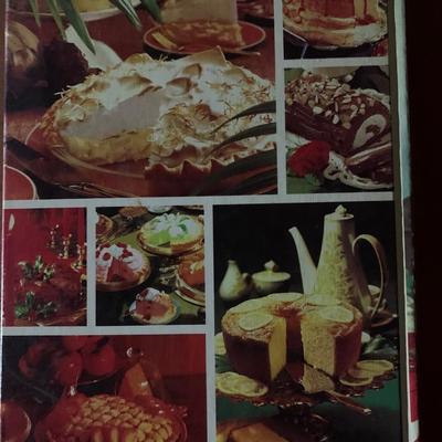 Better Homes and Gardens Pies & Cakes Cookbook