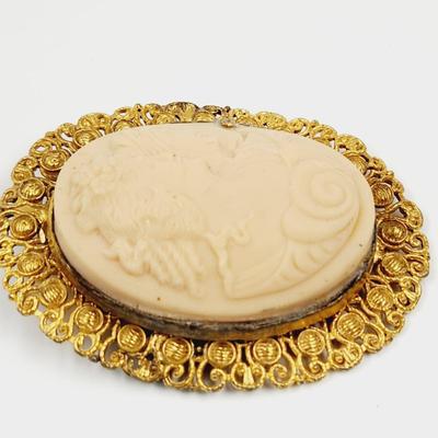 ANTIQUE GOLD TONED CAMEO BROOCH