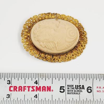 ANTIQUE GOLD TONED CAMEO BROOCH