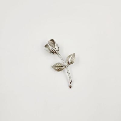 DETAILED SILVER TONED ROSE PIN