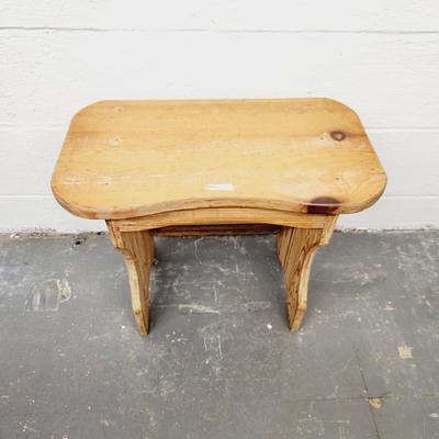 CUTE WOODEN SIDE TABLE OR BENCH?