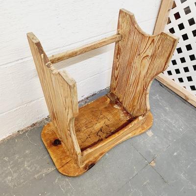 CUTE WOODEN SIDE TABLE OR BENCH?