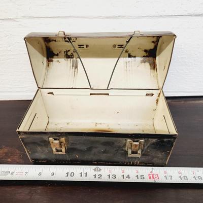 VINTAGE METAL LUNCH BOX