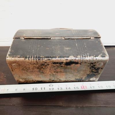 VINTAGE METAL LUNCH BOX