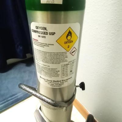 OXIGEN CYLINDER TANK WITH NEW DRIVE PORTABLE.CART