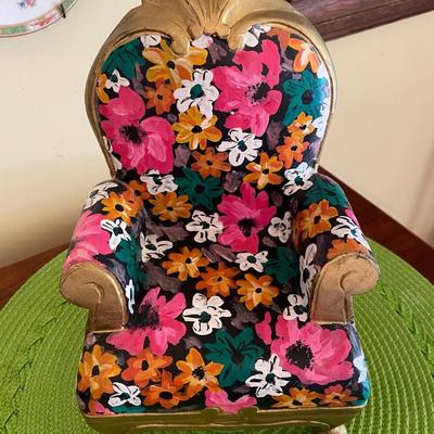 Cerri Art Doll Pouppe Millet with Colorful Floral and Gold Chair