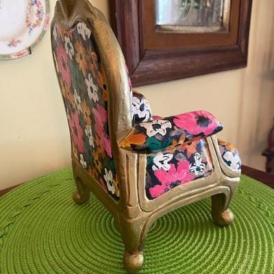 Cerri Art Doll Pouppe Millet with Colorful Floral and Gold Chair